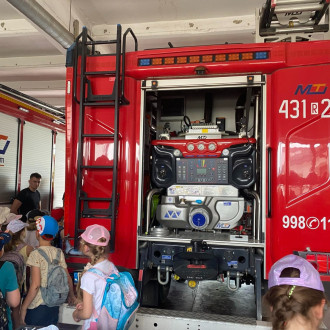 dzieci zwiedzają straż pożarną