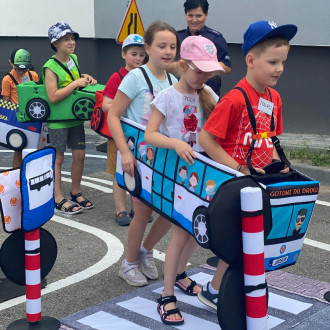 dzieci na placu manewrowym