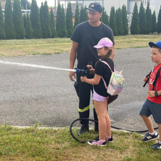 dzieci zwiedzają straż pożarną