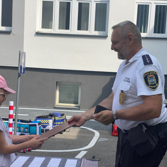 dzieci na placu manewrowym