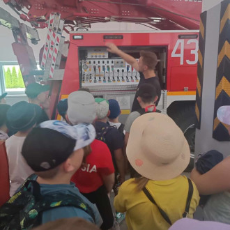 dzieci zwiedzają straż pożarną