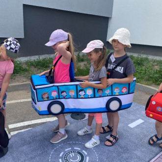 dzieci na placu manewrowym