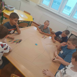 dzieci pracują w grupie