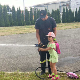 dzieci zwiedzają straż pożarną