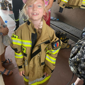 dzieci zwiedzają straż pożarną