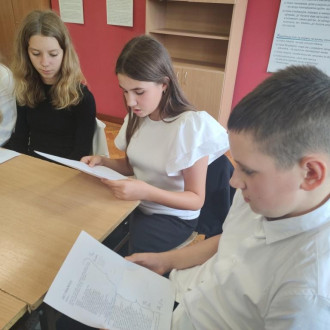 Uczeń klasy siódmej czyta Kordiana