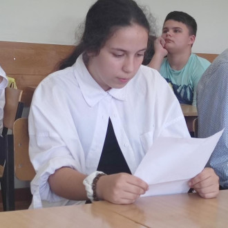 Uczennica klasy ósmej podczas czytania fragmentu Kordiana Juliusza Słowackiego