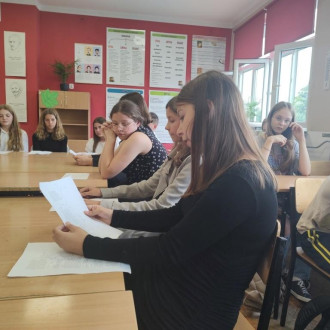 Uczennica podczas czytania fragmentu Kordiana