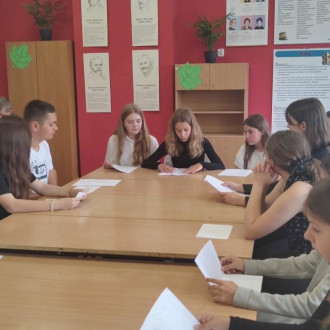 Uczniowie klas starszych podczas czytania utworu Słowackiego