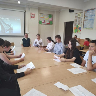 Uczniowie podczas akcji NARODOWE CZYTANIE