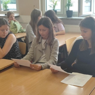 Uczniowie podczas akcji NARODOWE CZYTANIE 