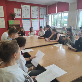 Uczniowie przygotowujący się do czytania fragmentów Kordiana