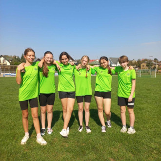 
Drużyna dziewcząt sp 11 na zawodach powiatowych