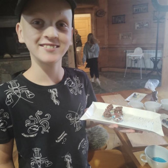 Uczeń z udekorowanymi przez siebie czekoladkami