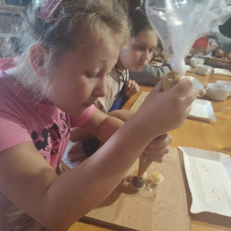 Uczennica podczas warsztatów czekoladowych