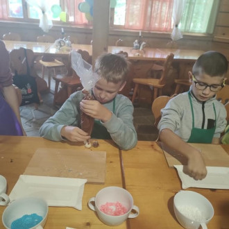 Uczniowie podczas warsztatów czekoladowych