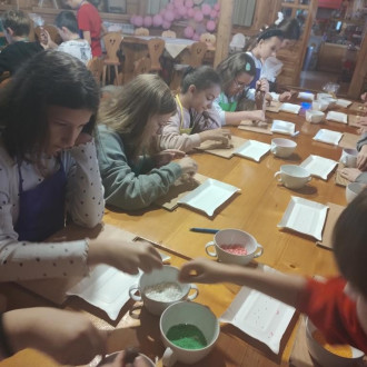 Uczniowie podczas warsztatów czekoladowych, dekorowanie pralinek