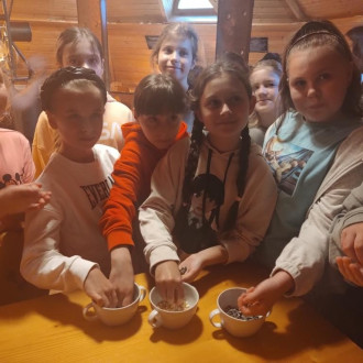 Uśmiechnięci uczniowie klasy czwartej podczas degustacji czekolady