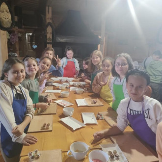 Uśmiechnięci uczniowie podczas warsztatów czekoladowych