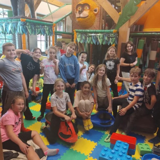 Uśmiechnięci uczniowie w sali zabaw