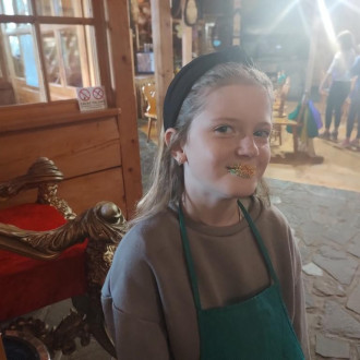 Uśmiechnięta uczennica po warsztatach czekoladowych