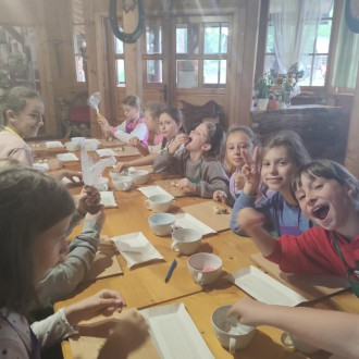 Zadowoleni uczniowie podczas warsztatów czekoladowych