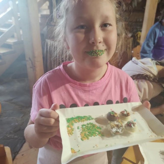 Zadowolona uczennica z efektami swojej pracy