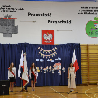 pani dyrektor przemawia podczas uroczystości rozpoczęcia roku szkolnego