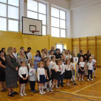 uczniowie klas młodszych podczas rozpoczęcia roku szkolnego