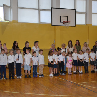 uczniowie klas pierwszych podczas uroczystego rozpoczęcia roku szkolnego