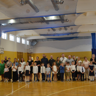 uczniowie klas pierwszych podczas uroczystego rozpoczęcia roku szkolnego 