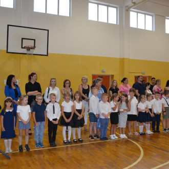 uczniowie klas pierwszych podczas uroczystego rozpoczęcia roku szkolnego 