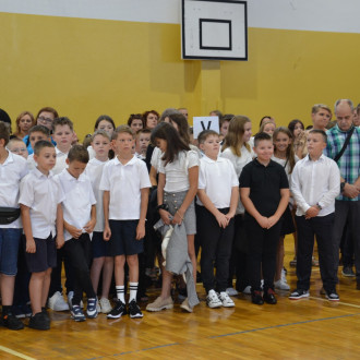 uczniowie klas starszych podczas uroczystości rozpoczęcia roku szkolnego