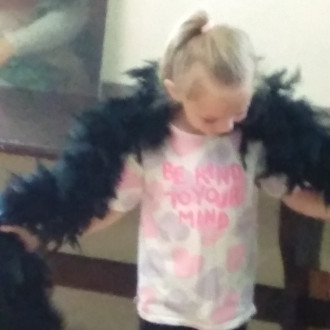 dziewczynka mierzy ubranie