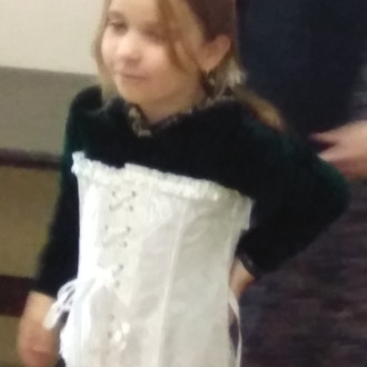 Dziewczynka mierzy ubranie