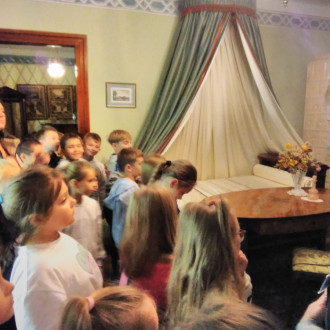 dzieci słuchają przewodnika