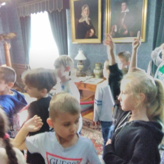 dzieci słuchają przewodnika