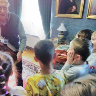 dzieci słuchają przewodnika