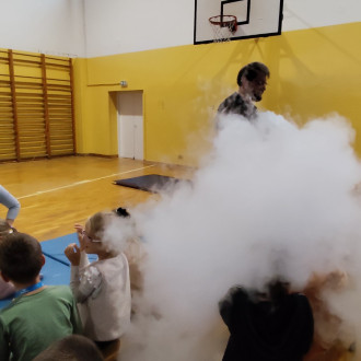 dużo białego dymu-