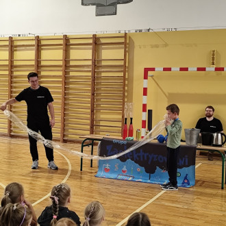 uczeń próbuje nadmuchać foliowy rękaw