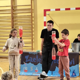 uczniowie przelewają płyn - kto szybciej