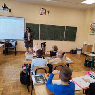 pani dyrektor rozmawia z uczniami kl. 1b