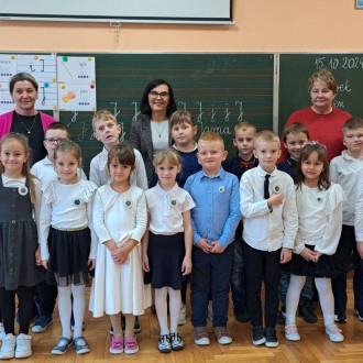 uczniowie kl. 1a, p. dyrektor i wychowawczyni na wspólnym zdjęciu
