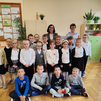 uczniowie kl. 1b, p. dyrektor i wychowawczyni na wspólnym zdjęciu