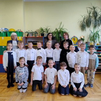 uczniowie kl. 1c, p. dyrektor i wychowawczyni na wspólnym zdjęciu