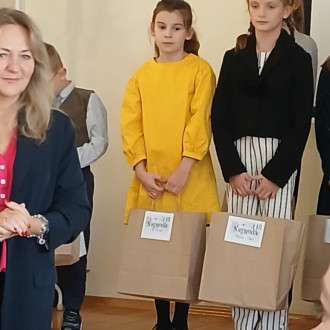 uczennica z nagrodą