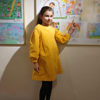 Uczennica pokazuje swoją pracę