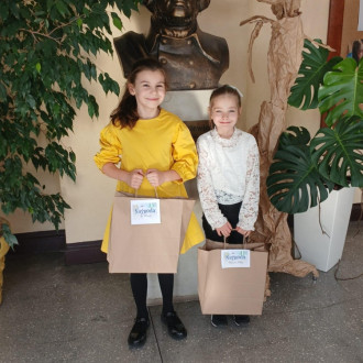 uczennice z nagrodami