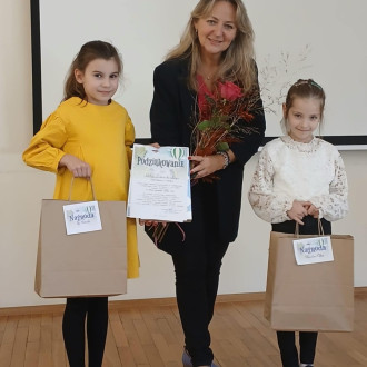 nagrodzone dziewczynki z organizatorką konkursu