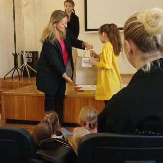 uczennicy wręczana jest nagroda